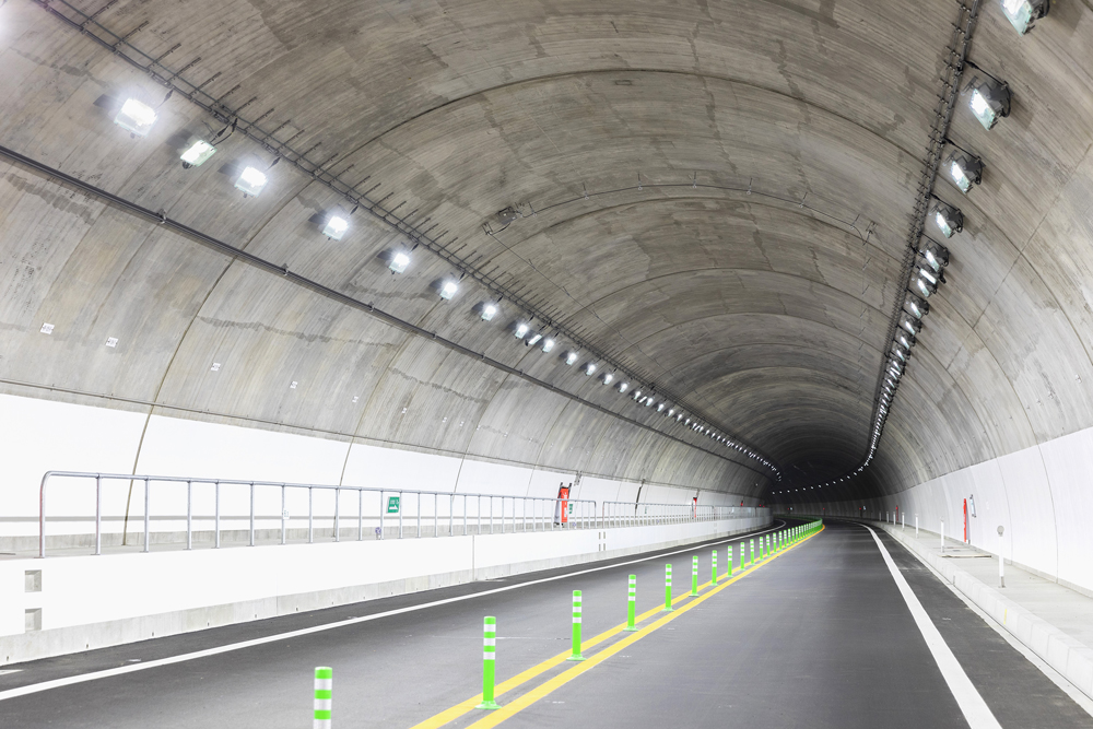 名護東道路トンネル 照明設備設置工事